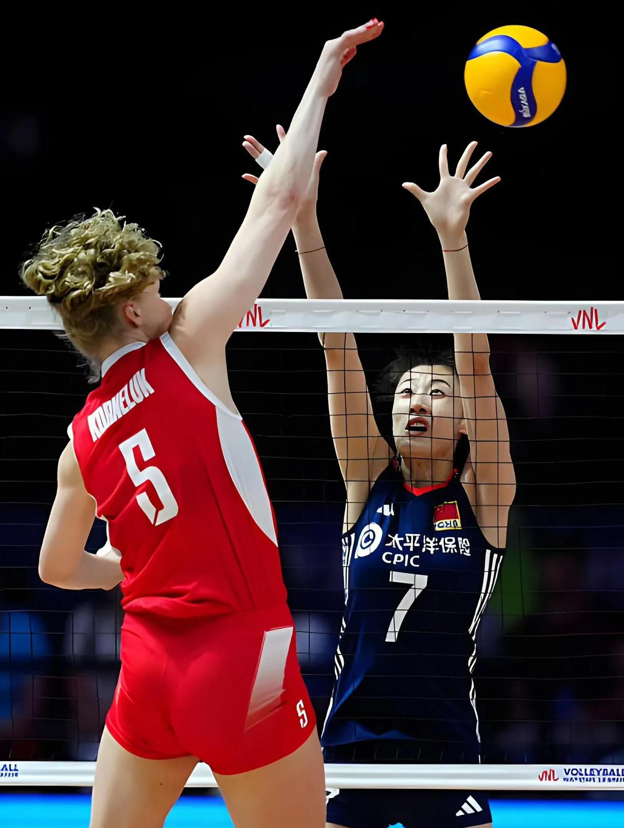 包含球星爆发！排球赛场再现神级操作的词条