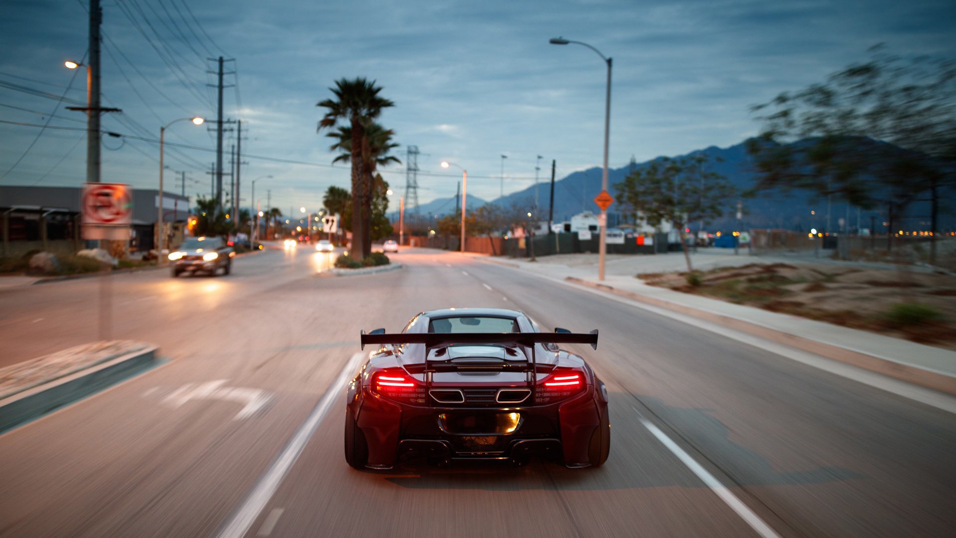 看到您这个极具张力的关键词组合，我理解您希望创作一篇超越常规比赛报道、具有独特视角和深度的文章。这不仅仅是一场足球赛，更是一段历史的回响