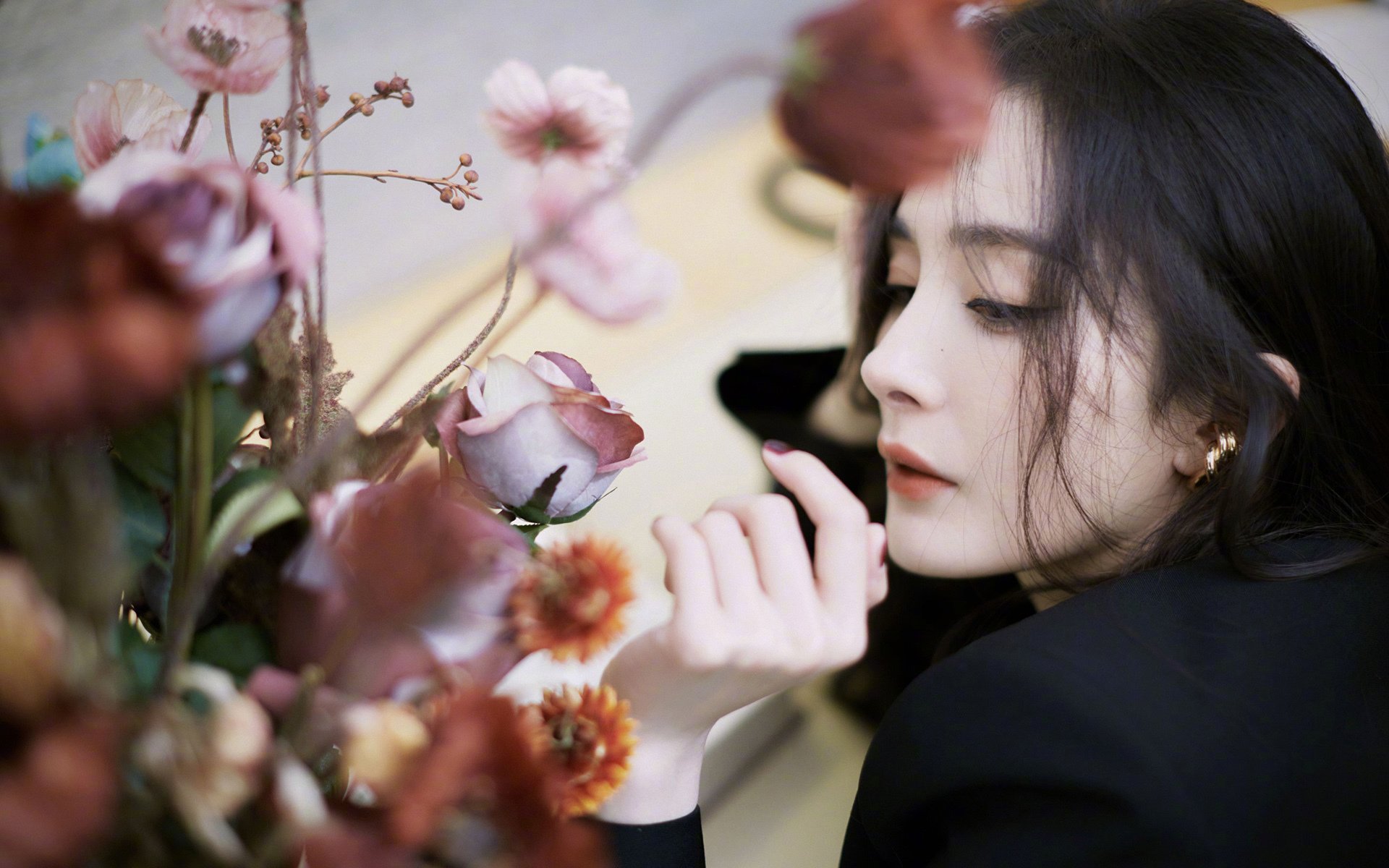 暗夜里的微光，当加纳的青春风暴席卷巴雷拉的独角戏