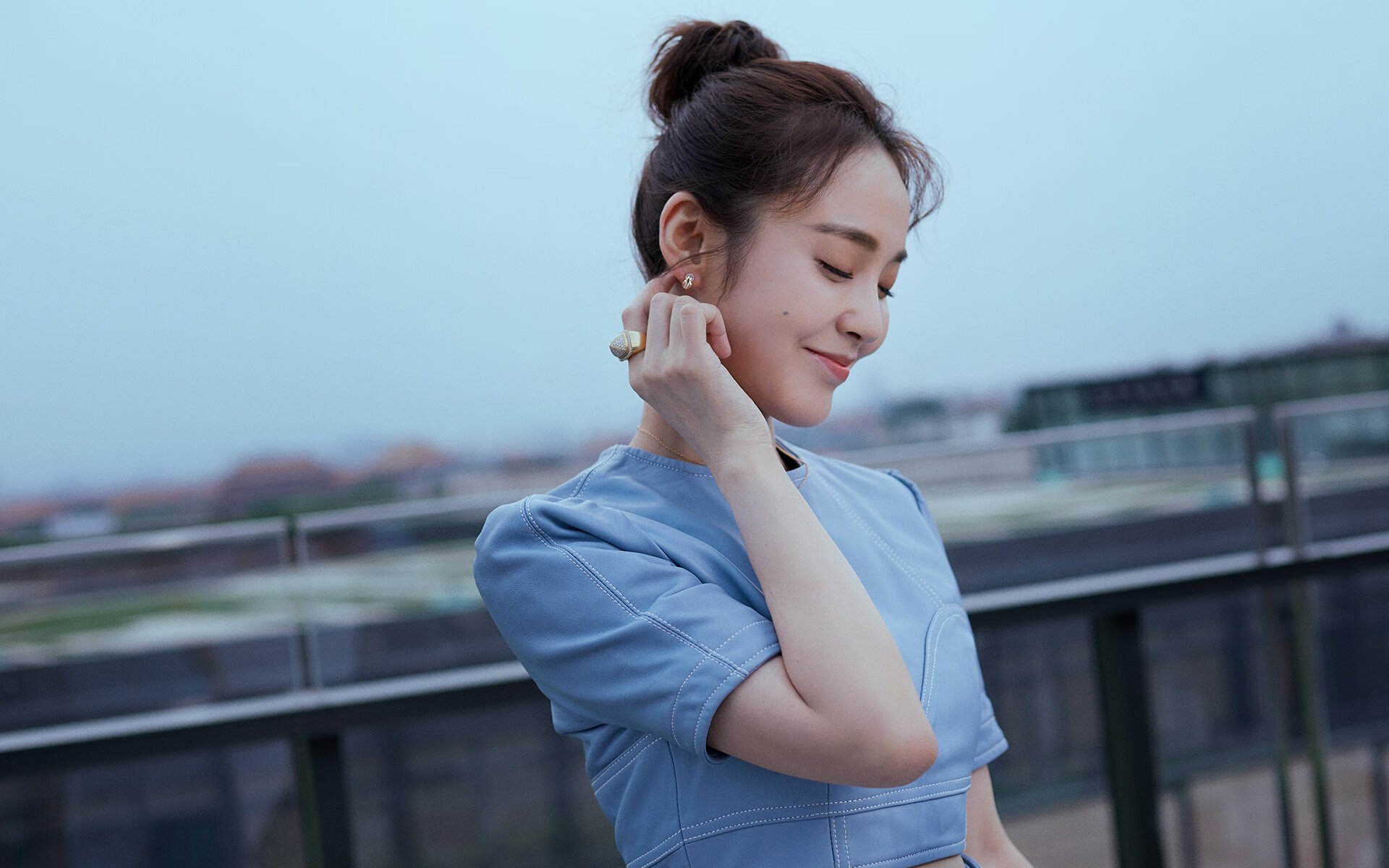 好，这个选题非常有意思，它本身就是一个极具戏剧张力的黑马叙事。要写出唯一性，关键在于通过一个独特的视角，捕捉这场冷门背后深刻的精神内核与战术辩证法，而不是简单叙述比赛过程